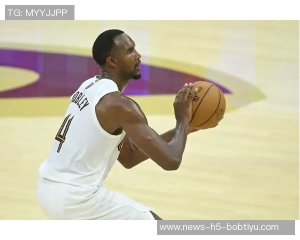 莫布里替补出战半场表现亮眼贡献10分3板引发学文班与锡安替补定律探讨