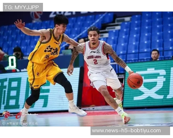 芬奇称赞迪林厄姆与里德默契配合突破篮下表现出色