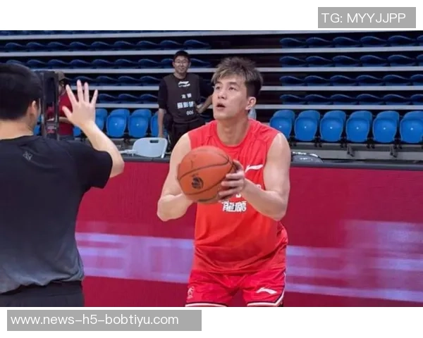 郭艾伦调侃徐昕加班责任引发队内欢笑气氛愈加融洽